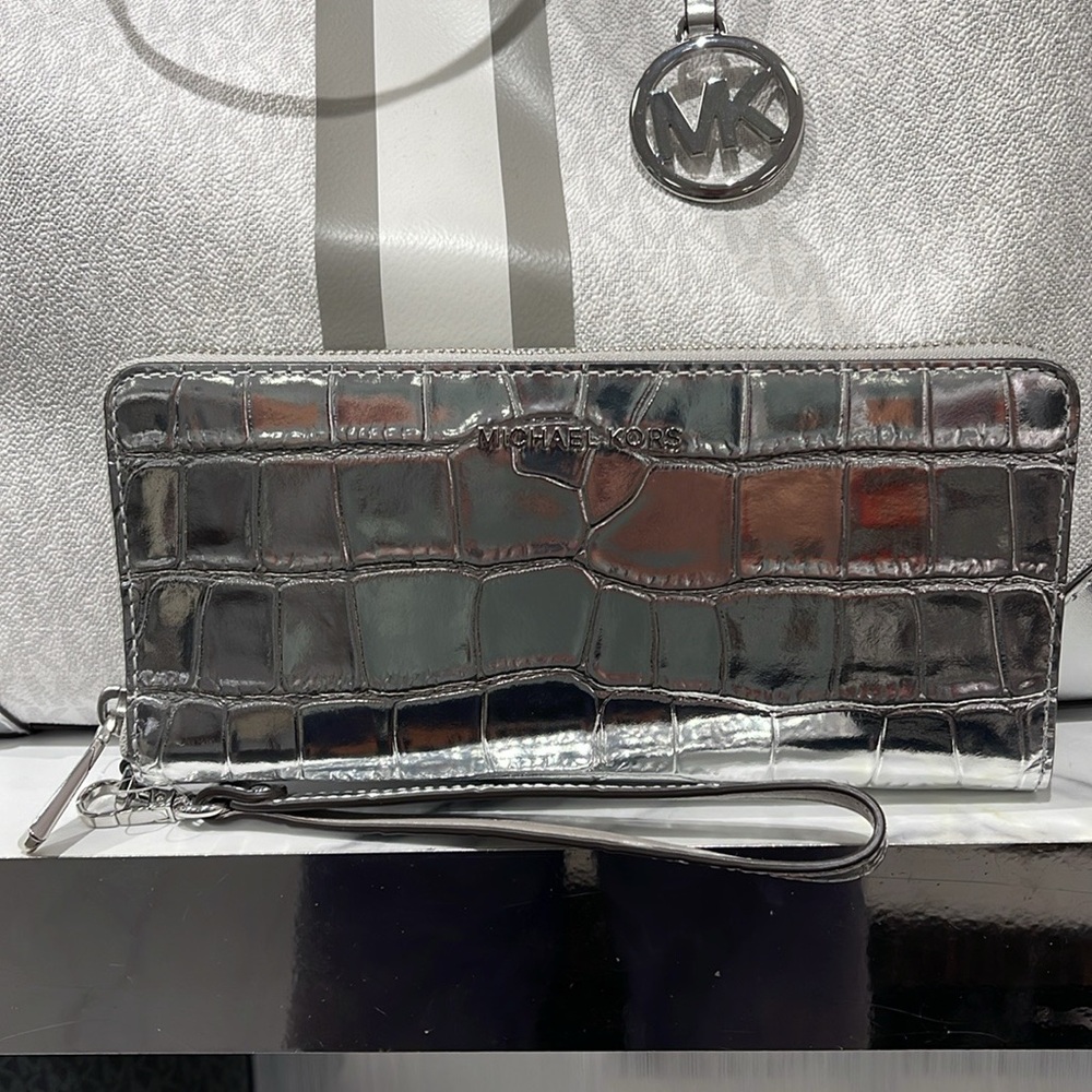 Michael Kors JST Metallic Crocodile Embossed Leather Continental Wallet
NWT - Picture 2 of 16